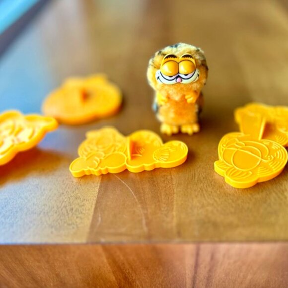 Vintage 1978 Wilton GARFIELD Cookie Cutters Set Of 4 plus vintage Garfield toy - Picture 1 of 8